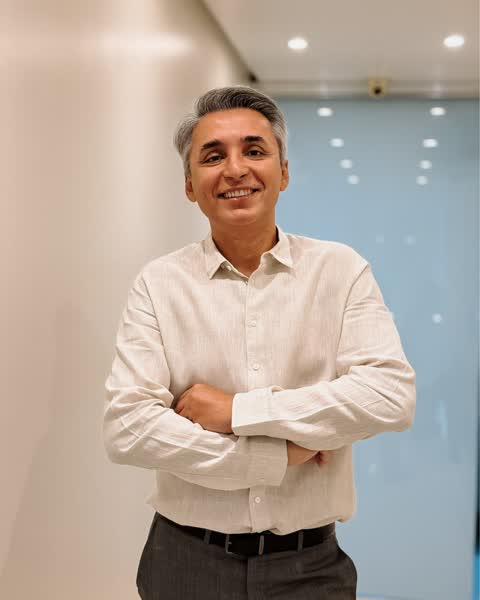 Dr. Euler Amaral de camisa clara, com os braços cruzados